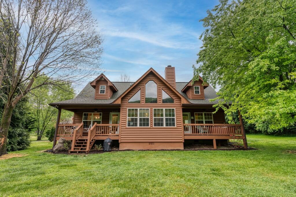 Traveling With Pets: Pet-friendly Rentals for Furry Companions