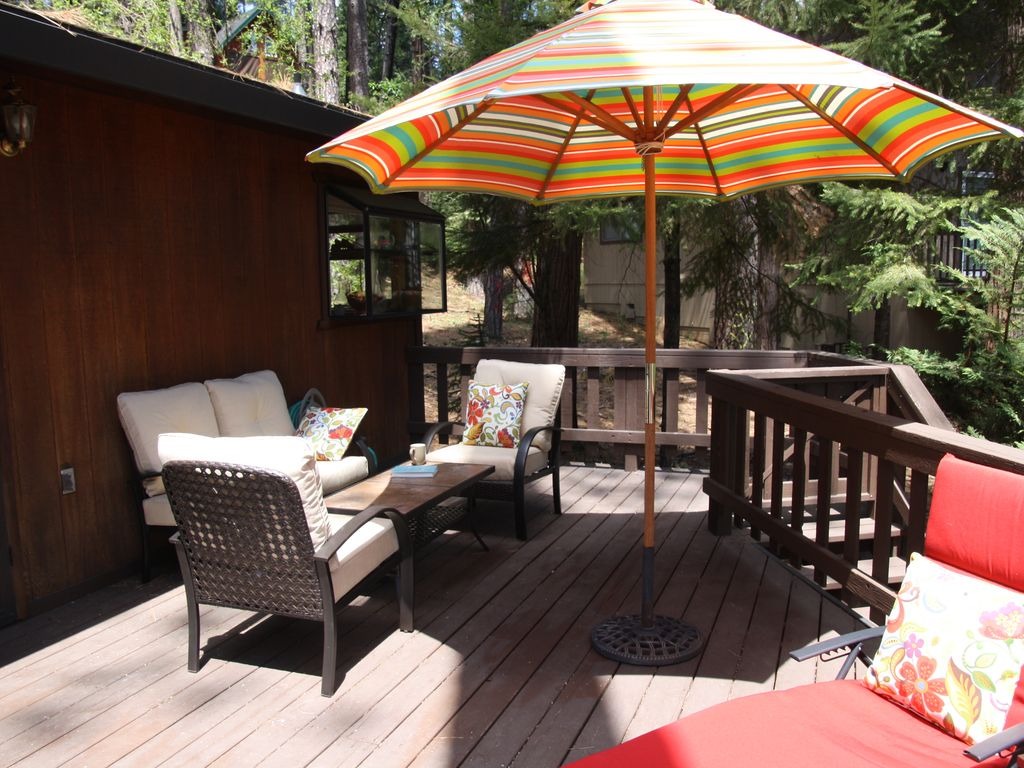 Deck amenities at Snowflake Chalet