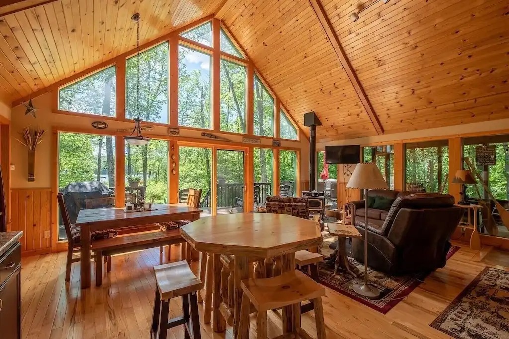 Lakefront Rentals for a Peaceful Fall Retreat