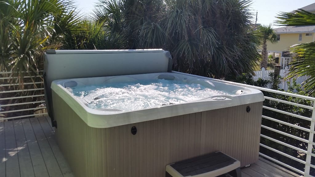 10 Things You Should Never Do in a Hot Tub