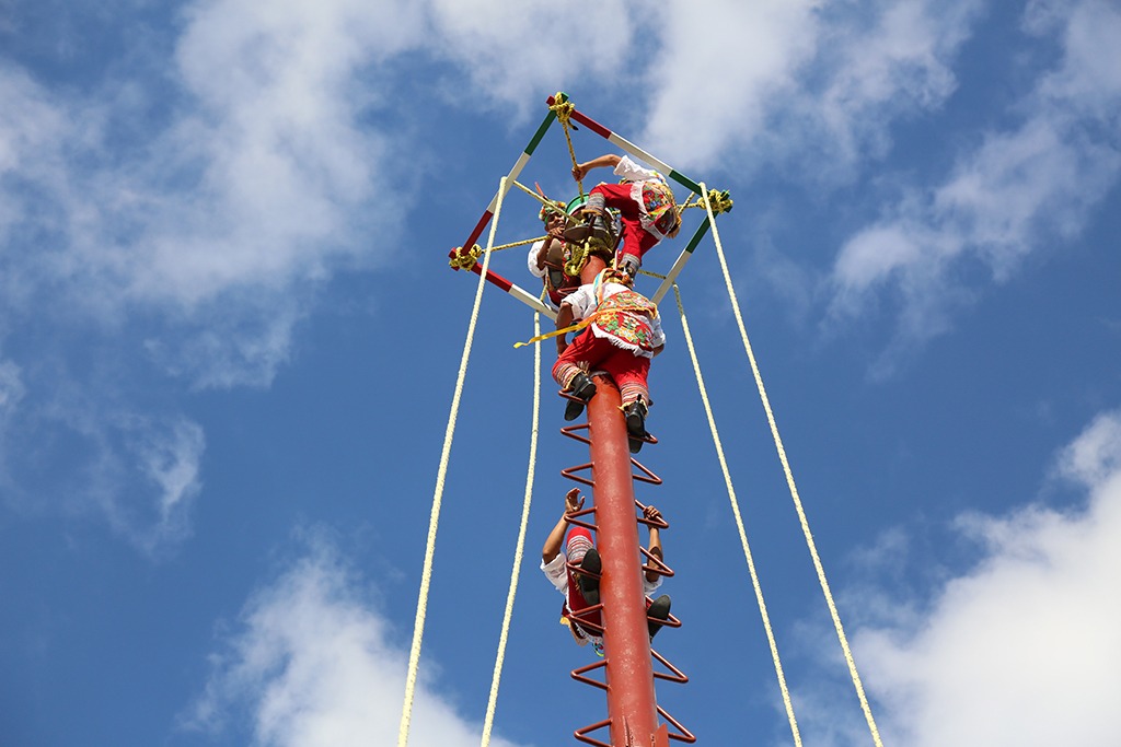 Don't miss the flying men in Fundadores Park