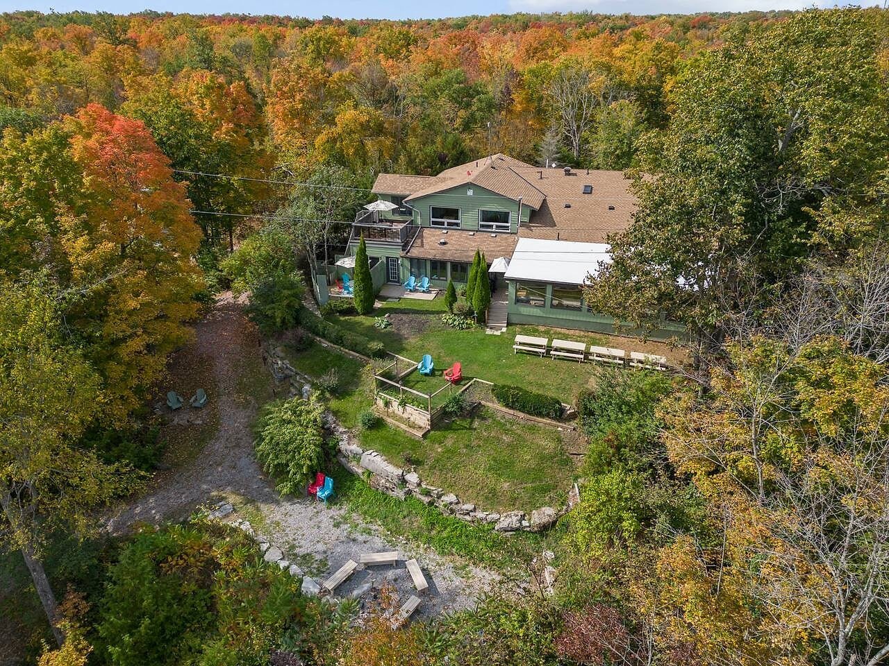 Lakefront lodge with meeting space for corporate retreat groups