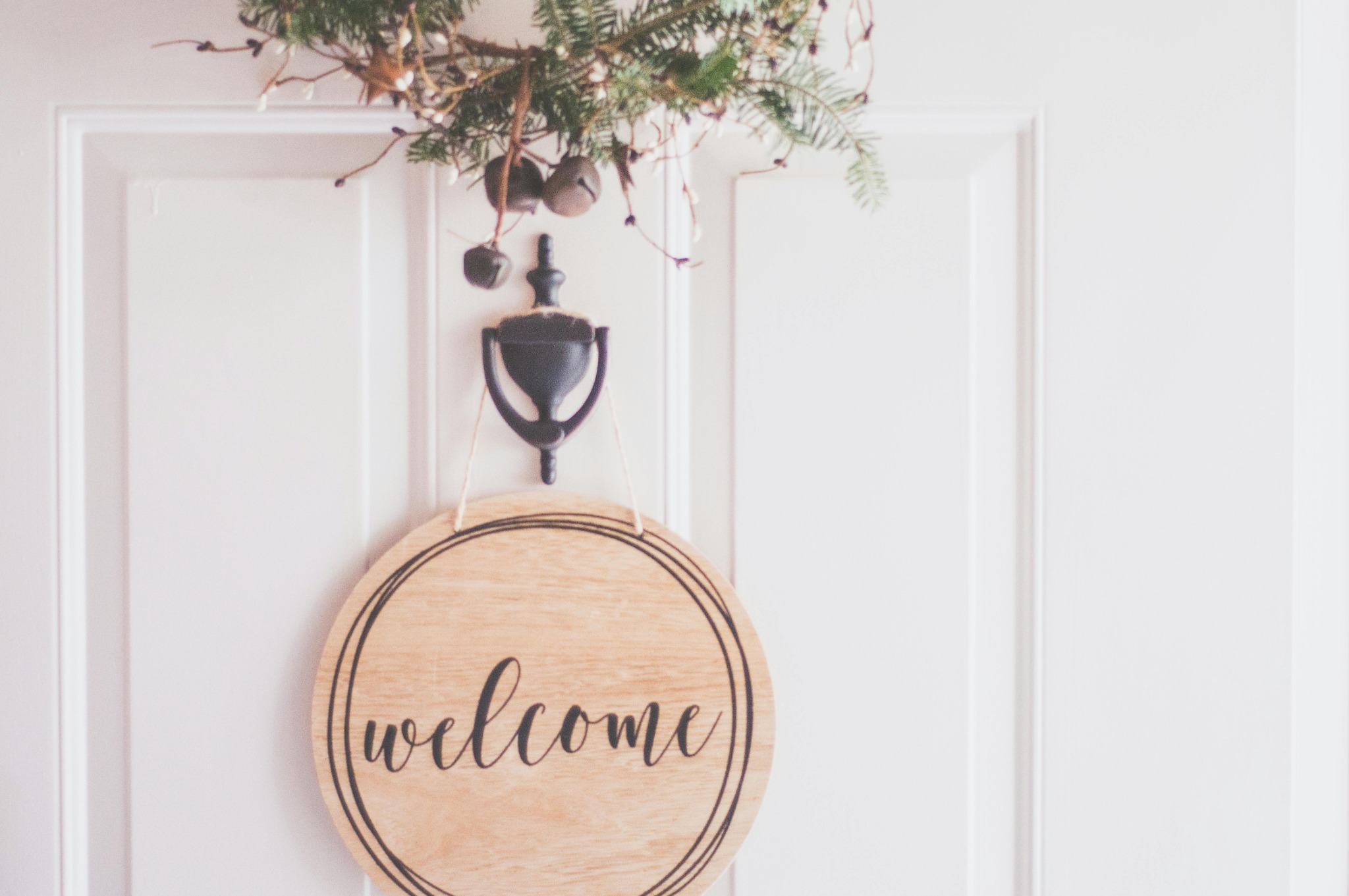 Essential Vacation Rental Signs: How to Make Guests Feel Right at Home