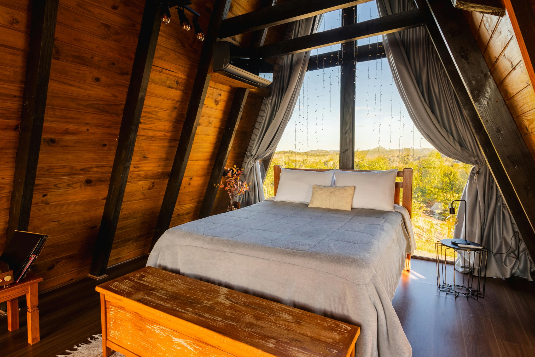 VRBO Vs. Houfy: Where to List Your Vacation Rentals (2024)