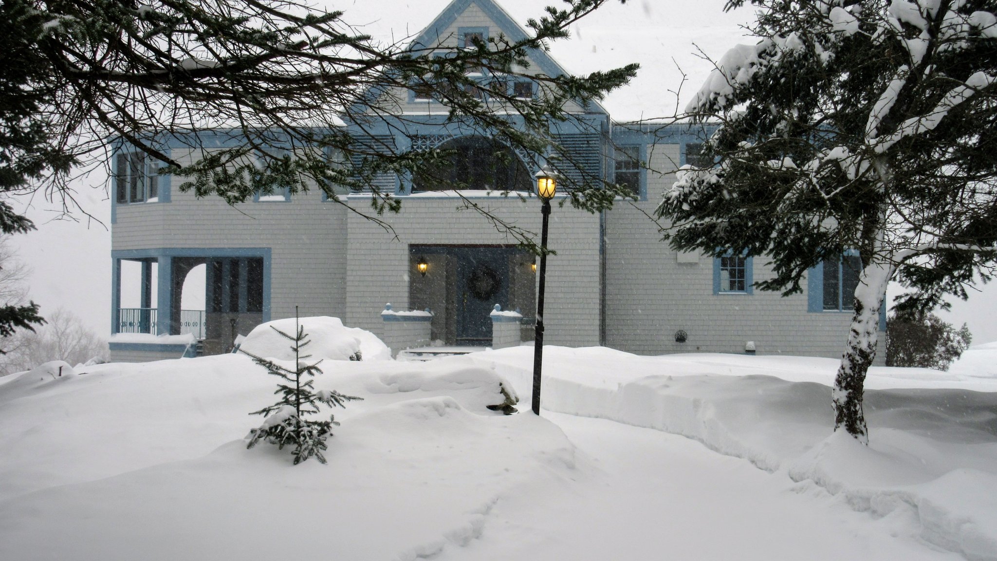 Winter Paradise on Bray Hill: A White Mountains Secluded Escape