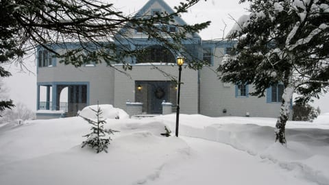 Winter Paradise on Bray Hill: A White Mountains Secluded Escape