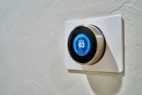 Smart Thermostats and Heating Rules for Winter Vacation Rental Guests