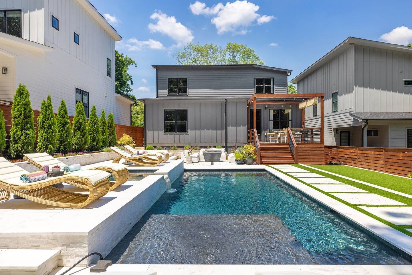 Luxury vacation rentals with workspaces for business retreats
