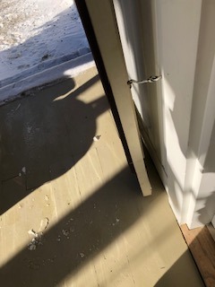 You can keep the door open by hooking it. This way you can carry your bags in easily.