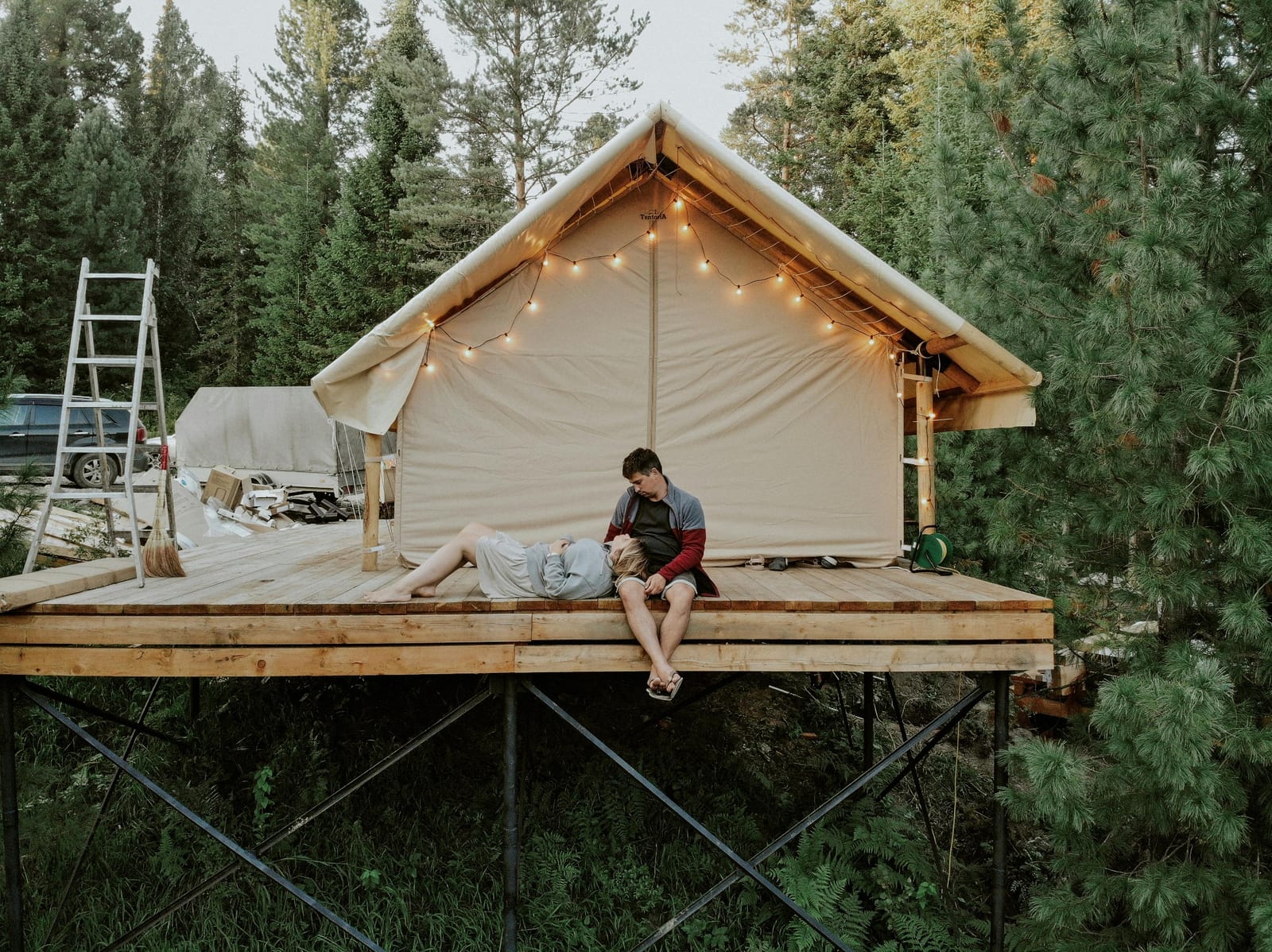 What to Pack for a Glamping Cabin Getaway
