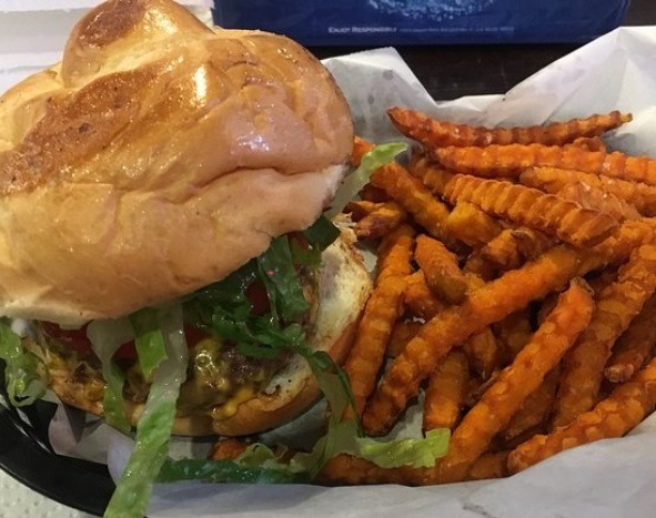 Hef's Sports Bar + Restaurant 