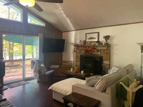 Cozy Lakefront Chalet close to Camelback & Mt Airy