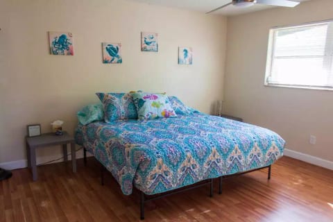 BEACHSIDE GETAWAY *FENCED AREA*-Walk/Bike to beach