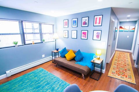 Spacious 3BR - 5mins to Trains
