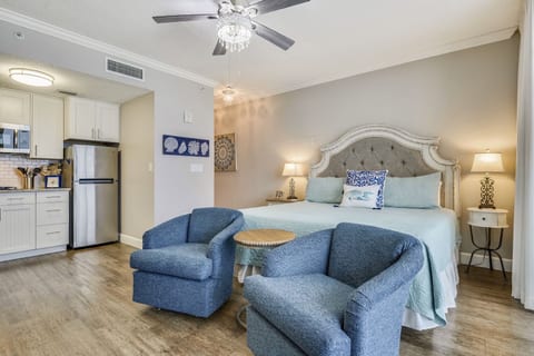 "Flipflops and Chandeliers" Beachfront Studio
