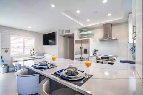 Breakfast bar with seating for 2