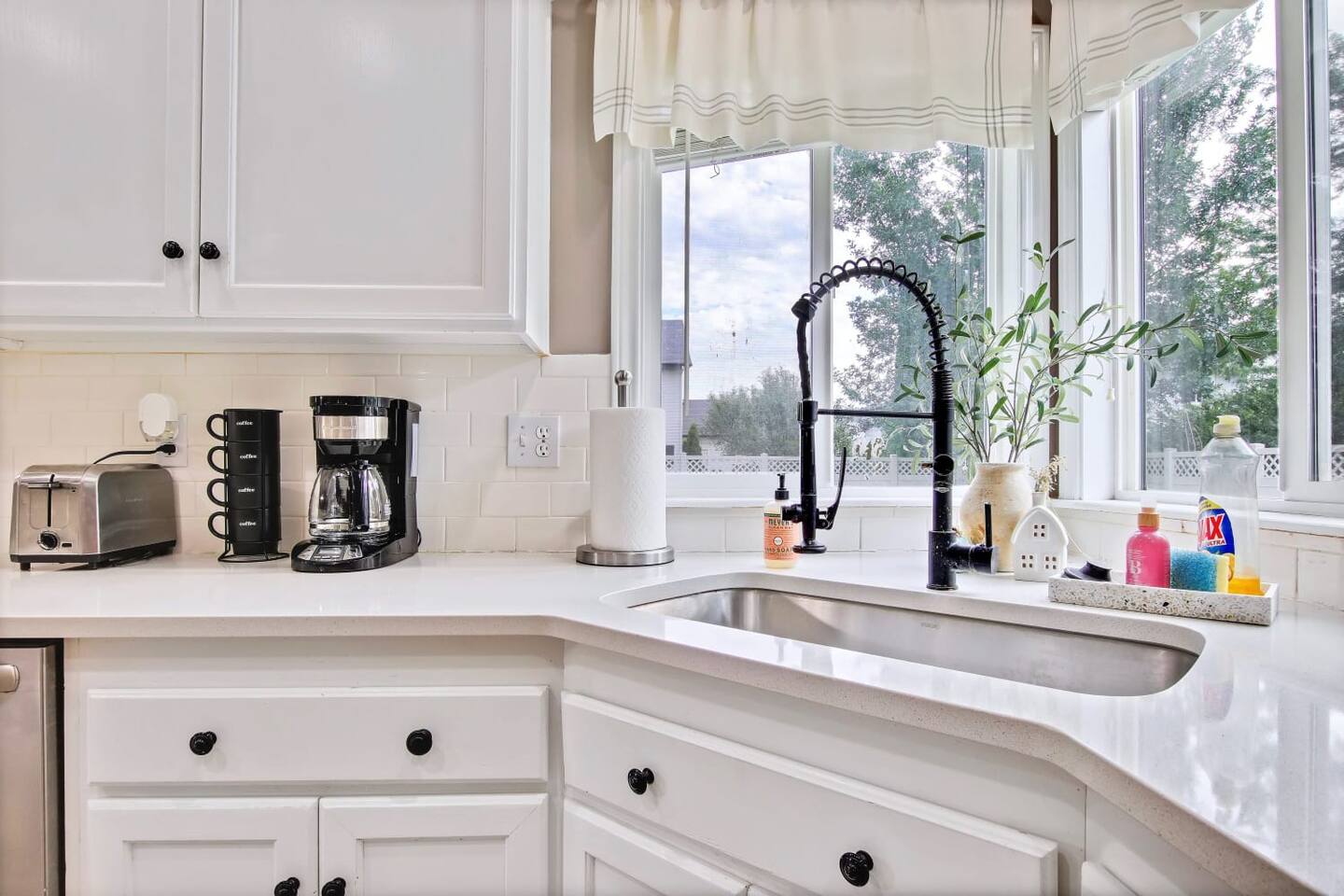 gorgeous-4-bedroom-home-with-pool-access/