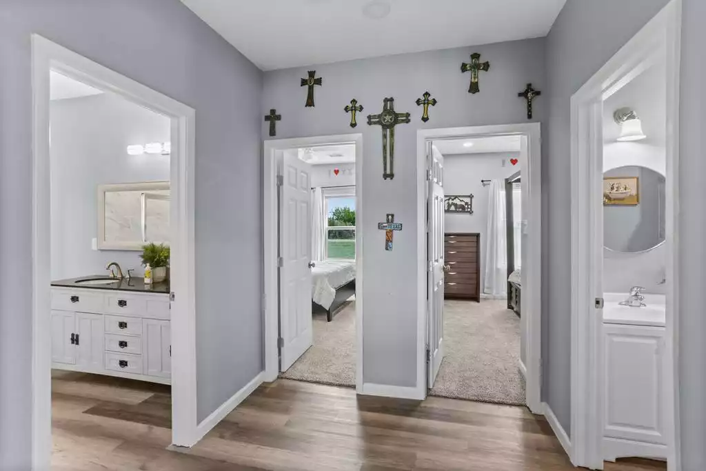 Two Bathrooms located between three bedrooms. Two Bathrooms located between three bedrooms. - MultiFam Country Home for 20+ guests! Events Ok - Joshua