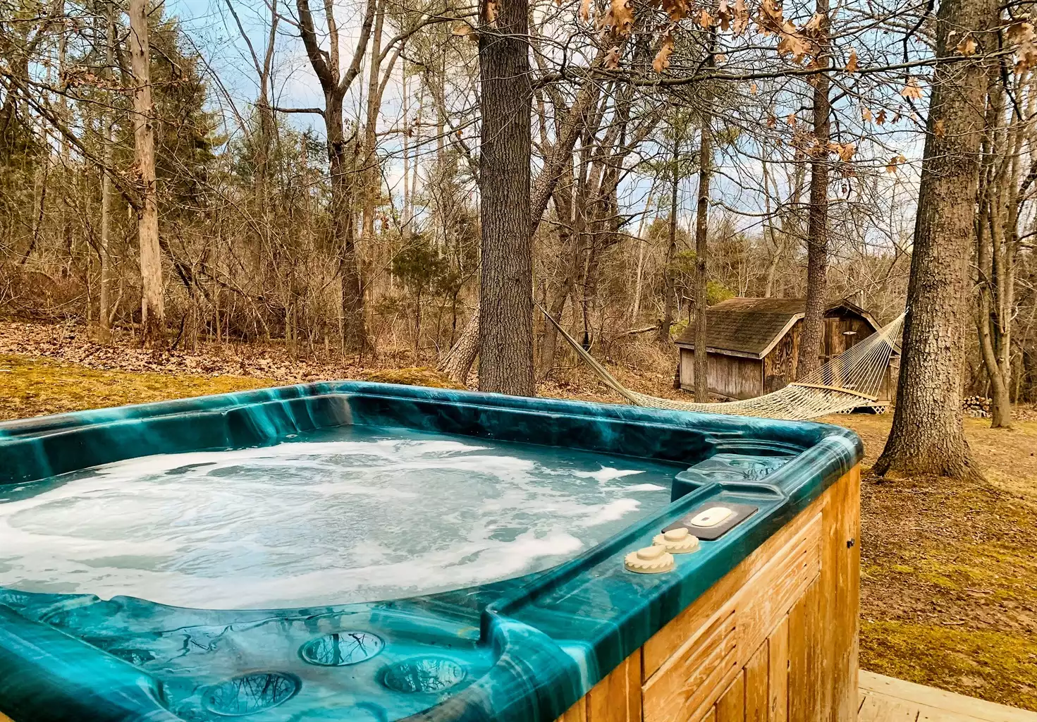Sit in the bubbly hot tub or take a swing in the hammock! Sit in the bubbly hot tub or take a swing in the hammock! - Whitefish Cabin - Luray