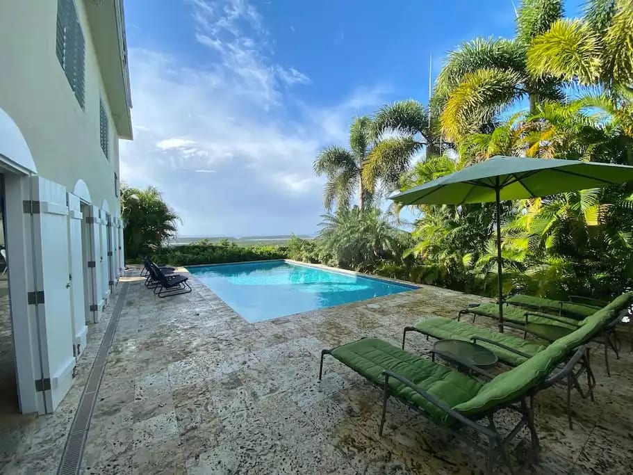 View of pool and ocean when you enter 