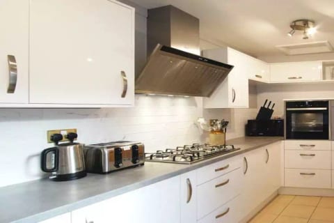 Charming private cottage in town centre