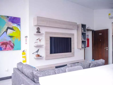 3 Bedroom Gorgeous PH Duplex Middle of Lleras ROOF