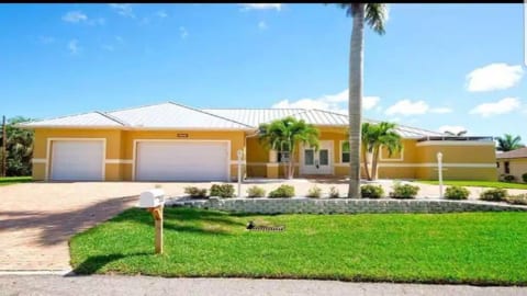 Your Cape Coral, Sunny Daze Escape — Book Direct