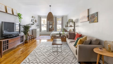 Sunny Modern Loft in Prime WBG
