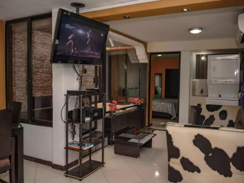 3 Bedroom Combo 2 Hot tubs 2 Blocks Lleras.  AC
