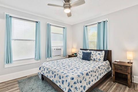 Riverview Blue: Downtown Melbourne Apartment