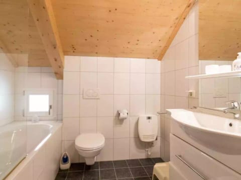 # 139 mit 4 Schlafzimmern & Sprudelbad