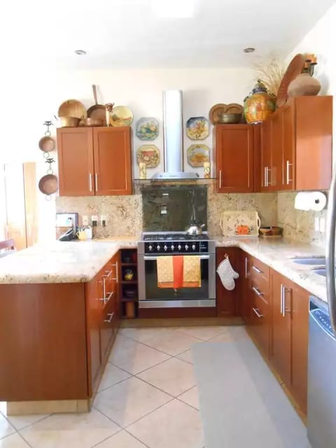 Stylish, Well-equipped Kitchen
