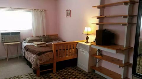 Bedroom 1 (queen bed)