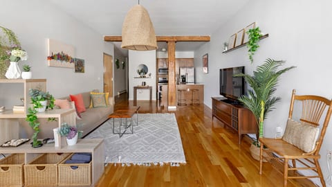 Sunny Modern Loft in Prime WBG