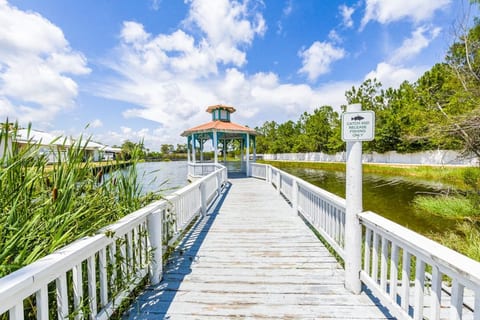 Beach Breeze Cottage--cheerful and cozy! Memories!