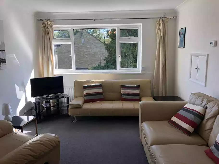 Spacious, comfortable 2 bed 1 bath apartment - Ascot
