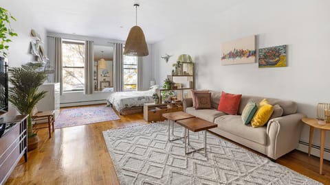 Sunny Modern Loft in Prime WBG