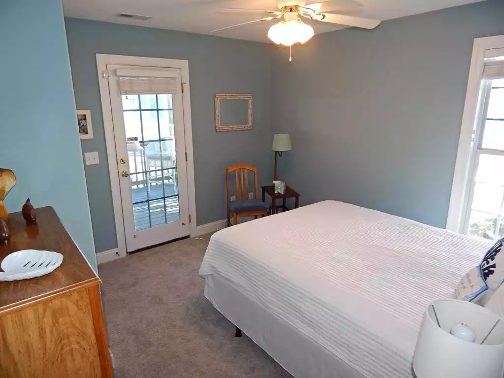 Queen bedroom with street porch access - Above and Beyond - Surf City