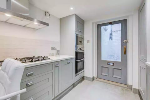Breakfast bar with Fully Loaded Kitchen: Breakfast bar Stone Worktops, Handpainted Cabinets, Dishwasher, Washer/Dryer, 5 ring Gas hob inc Wok, Double Oven, Microwave Oven, Fridge. Freezer,
Toaster/Kettle/Cafetiere/pots/pans/cutlery/glassware.
