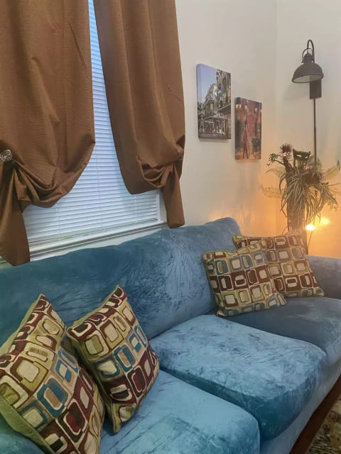 Location,LOCATION! 5 star reviews for 11 yrs close to the FQ