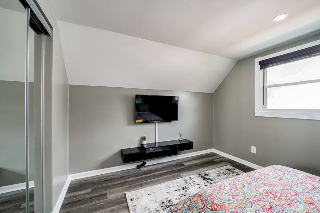 Attic Bedroom 2 Smart T.V - Elegant 4 Bd with Office, parking and E.V Charger - Alexandria