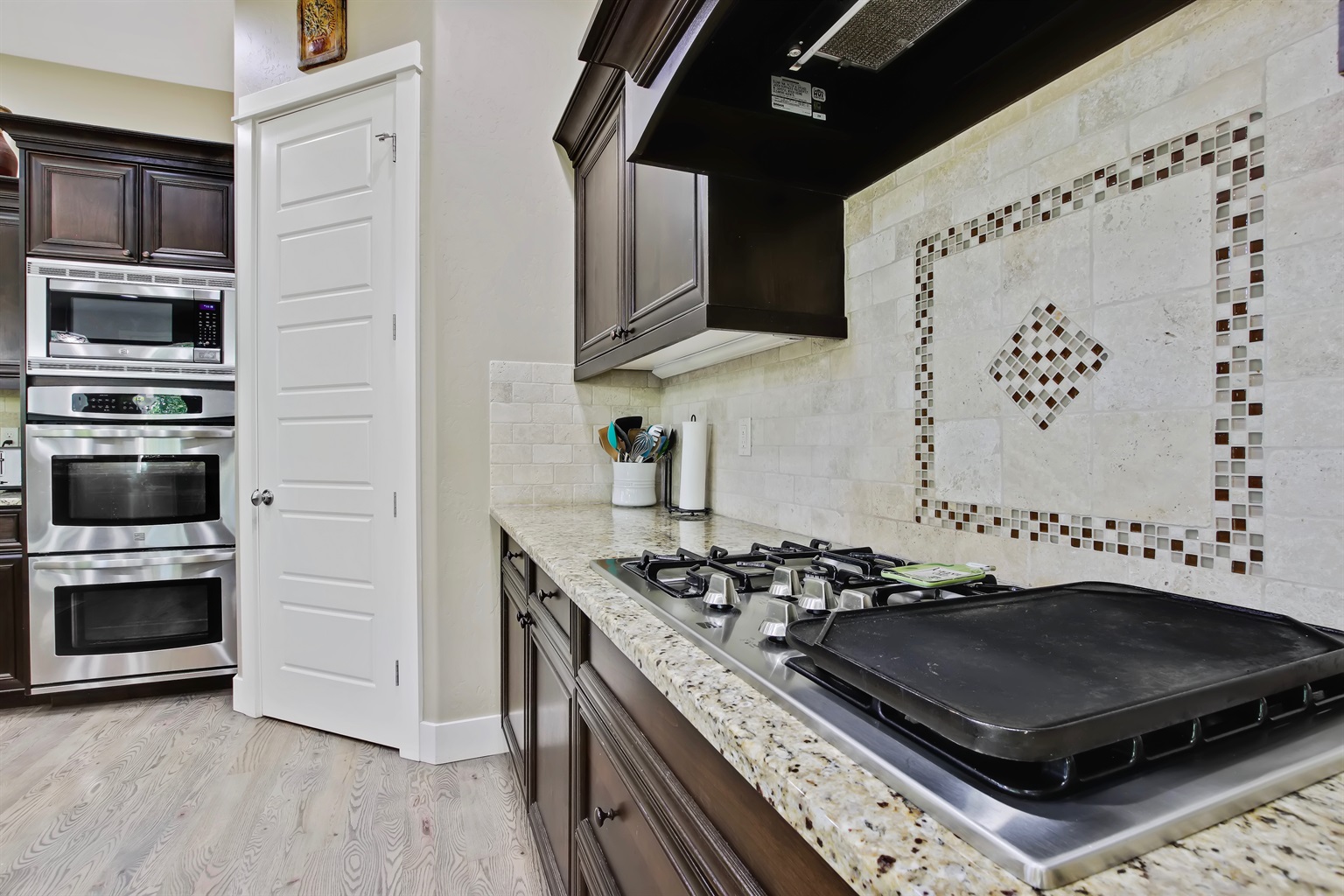 large-modern-5-bedroom-custom-home-centrally-located-in-meridian/