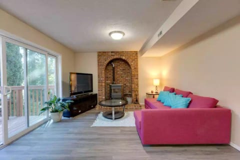 West Linn 2 bedrooms, EV Charger, quiet by stream
