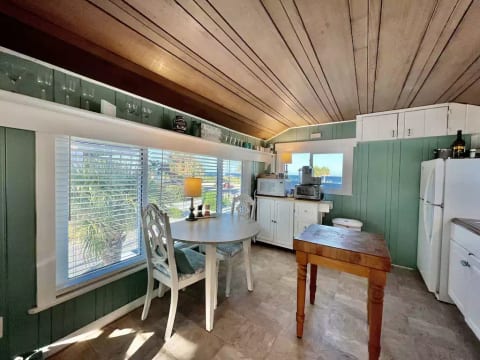 Cozy Kitchen. Small but lots of space to cook
