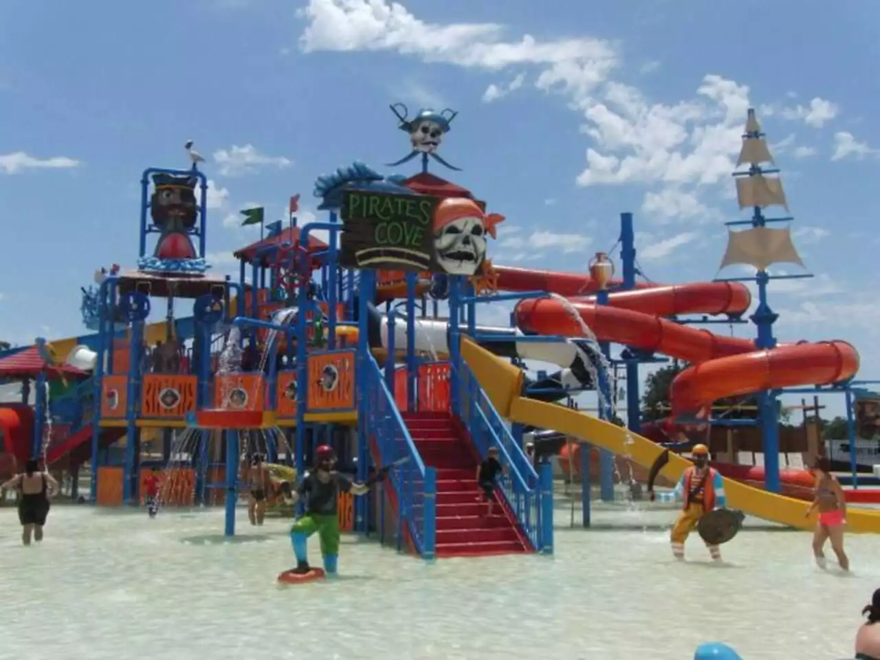 Pirate's Cove Water Park - 14 minutes away Pirate's Cove Water Park - 14 minutes away - The Hideaway - Cross Timber