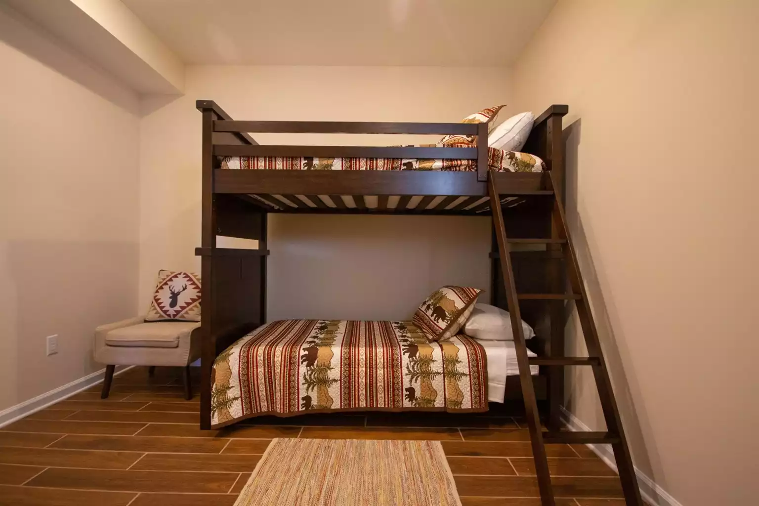 4th bedroom- a bunk room that sleeps 4 - Shenandoah Manor - Luray