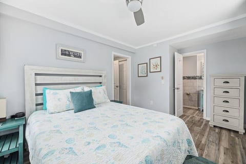 The bedroom has a very comfortable queen sized bed fitted with bamboo sheets.
