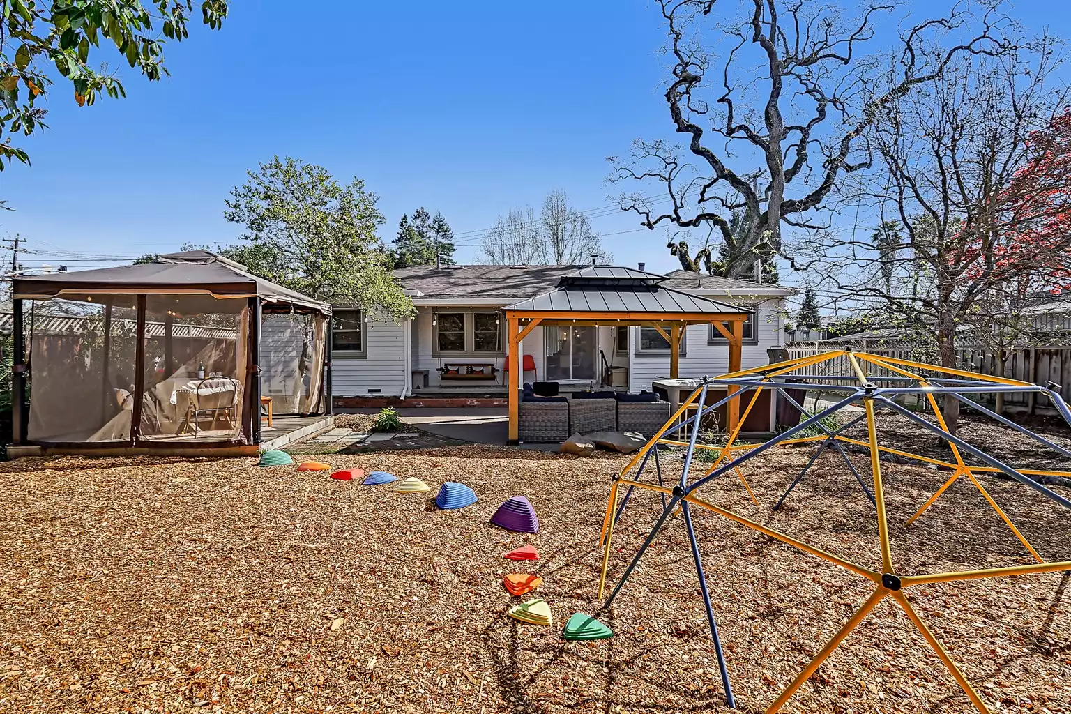 Outside play area provides hours of entertainment for a range of ages of children giving the opportunity for parents, friends and family members to enjoy their company while relaxing. Outside play area provides hours of entertainment for a range of ages of children giving the opportunity for parents, friends and family members to enjoy their company while relaxing. - Bennett Valley Bungalow - Santa Rosa