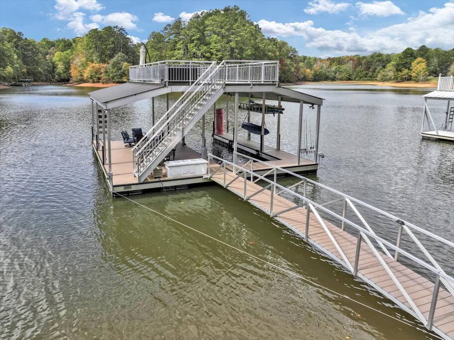 Luxury Cabin with Dock & Hot Tub - Gainesville