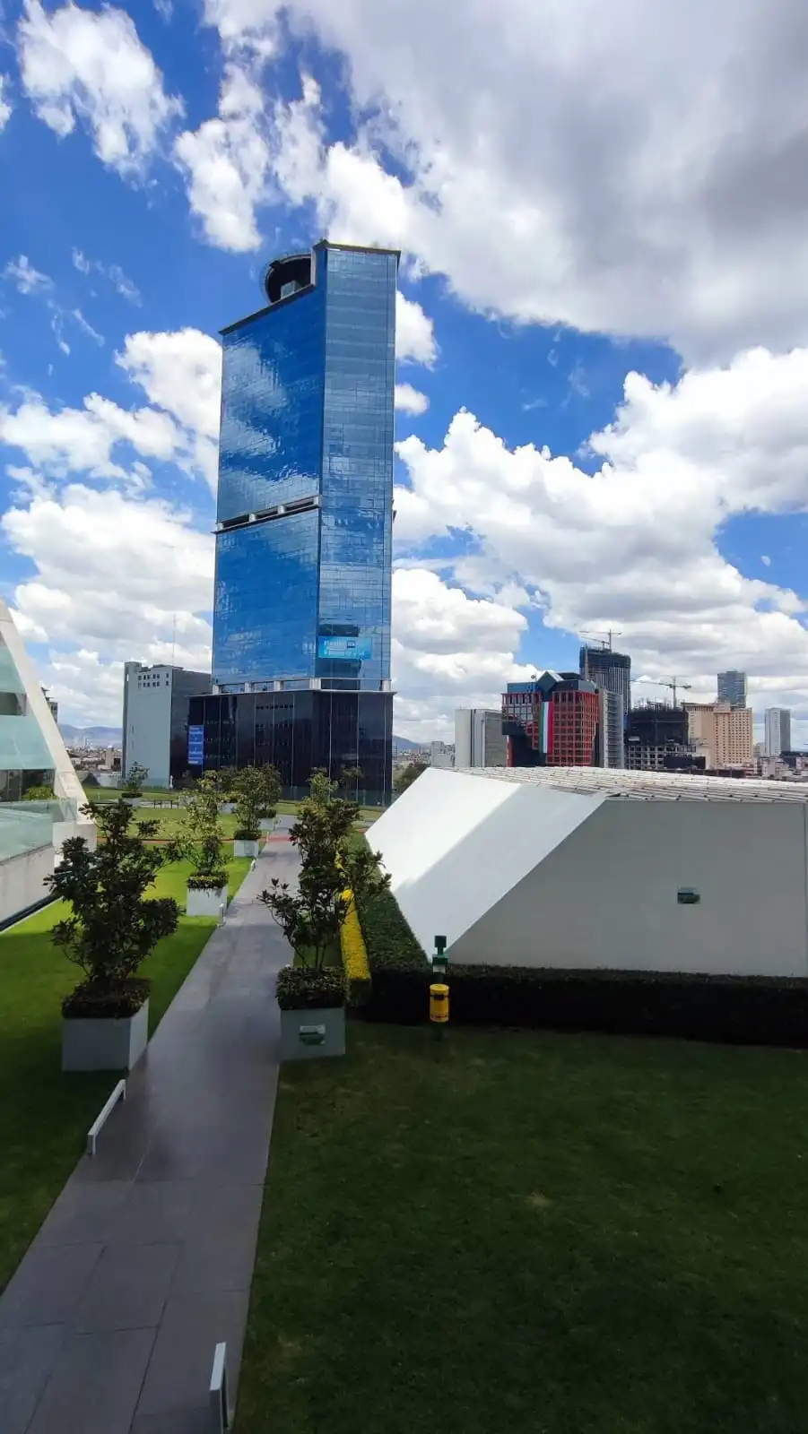 City skyline view. Garden Skyscraper view. - Pool/Gym/Jacuzzi/Mall/Condo/Garden Skyscraper view - Mexico City